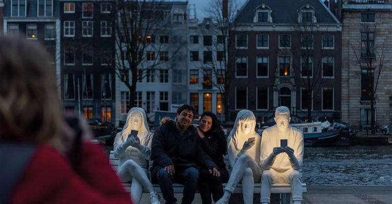 À Amsterdam, ce banc lumineux a été conçu pour sensibiliser à l’addiction au smartphone
